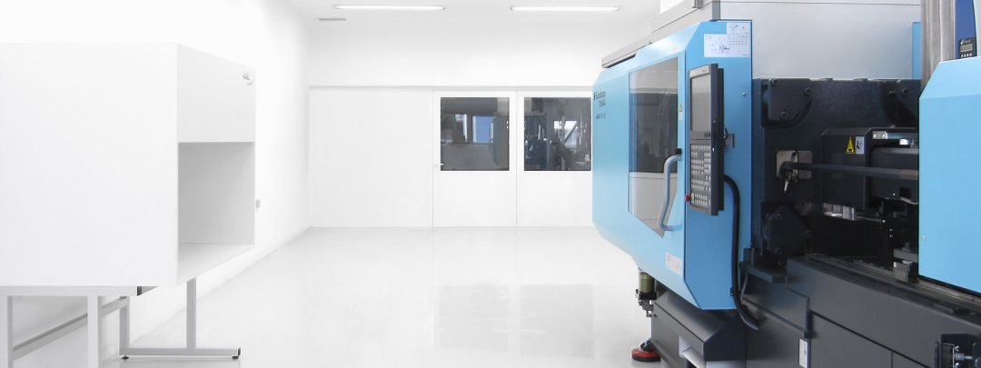 Cleanroom voor de productie van kunststof spuitgietdelen uitgerust met volelektrische spuitgietmachine en laminair zuivere luchtstroom